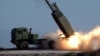 Високомобилните артилерийски ракетни системи (HIMARS) М142 се произвеждат от Локхийд Мартин.