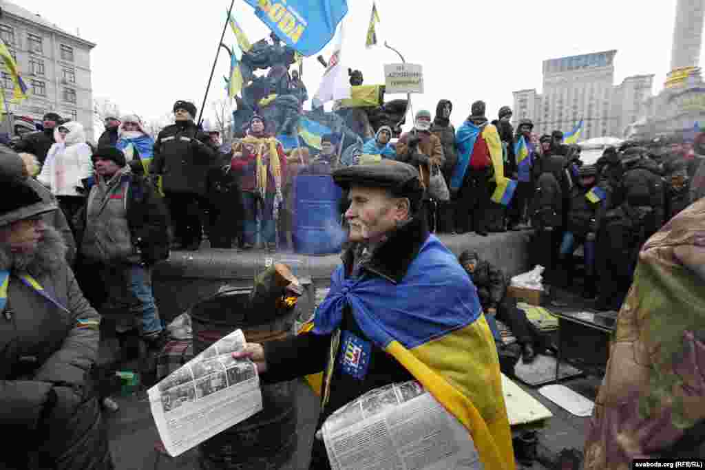 Protestuesit e Euromaidanit të mbledhur në qendër të Kievit më 8 dhjetor 2013.