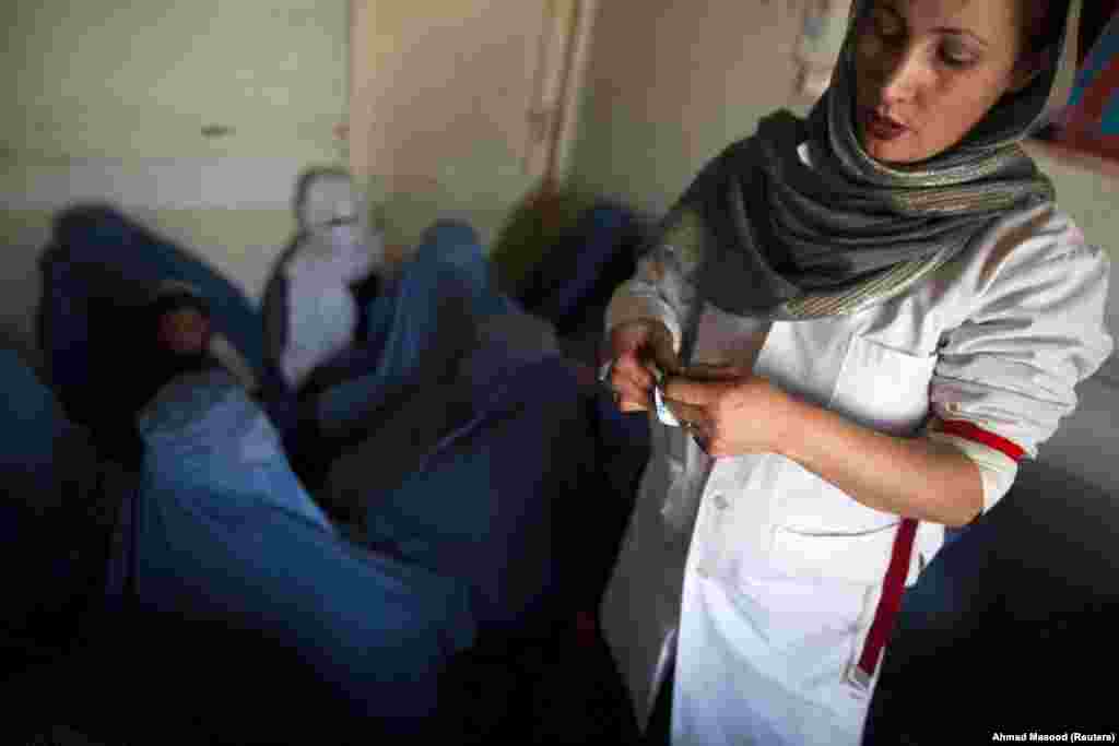 Një mjeke afgane duke ua shpjeguar përdorimin e kondomëve një grupi grash në një qendër rehabilitimi nga droga, të financuar nga Organizata e Kombeve të Bashkuara. (Kabul, 29 janar 2021)