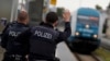 Germania intensifică controalele la granițe, pe autostrăzi și în gări, încercând să reducă migrația ilegală. Polțiștii înșiși spun că nu are rost, iar activiștii pentru drepturile omului spun că e urât. (Foto: AP)