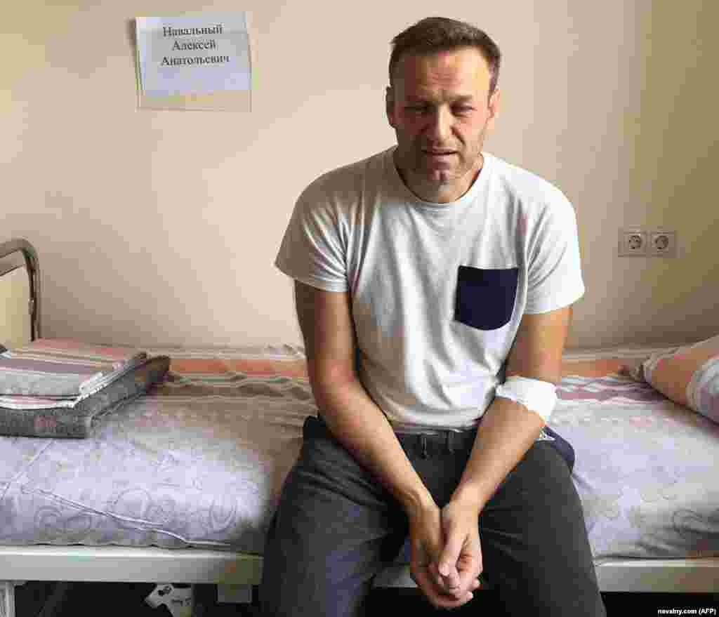 Navaljni vidljivo lošeg zdravlja, crvenih i natečenih očiju, sjedi na bolničkom krevetu u Moskvi, 29. jula 2019., dok služi 30-dnevnu zatvorsku kaznu zbog pozivanja na neovlaštene proteste. Rekao je kako vjeruje da je otrovan. Ljekari su, pak, njegovu bolest pripisali &quot;akutnoj alergijskoj reakciji&quot;.