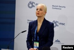 Bashkëshortja e Navalnyt, Yulia, duke folur në Munih më 16 shkurt 2024.