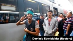 Refugiaţi şi imigranţi, luând trenul spre Germania, din gara de la Viena, 5 septembrie 2015
