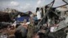 Palestinezët e zhvendosur në tendat e tyre të shkatërruara nga bombardimet e Izraelit, ngjitur me një objekt të UNRWA-së, në perëndim të qytetit Rafah. Rripi i Gazës, më 28 maj 2024.