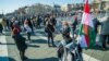 Februárban így lehetett tüntetni: maszkban, távolságtartással. A vendéglátásban, idegenforgalomban dolgozók tiltakoztak a budapesti Hősök terén a járványügyi korlátozások és a vállalkozások nehézségei miatt 2021. február 1-jén.