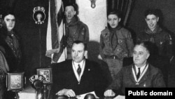 Рузвельт (справа) увидел за радио большое политическое будущее и заставил его работать на себя. Запись выступления, 1937