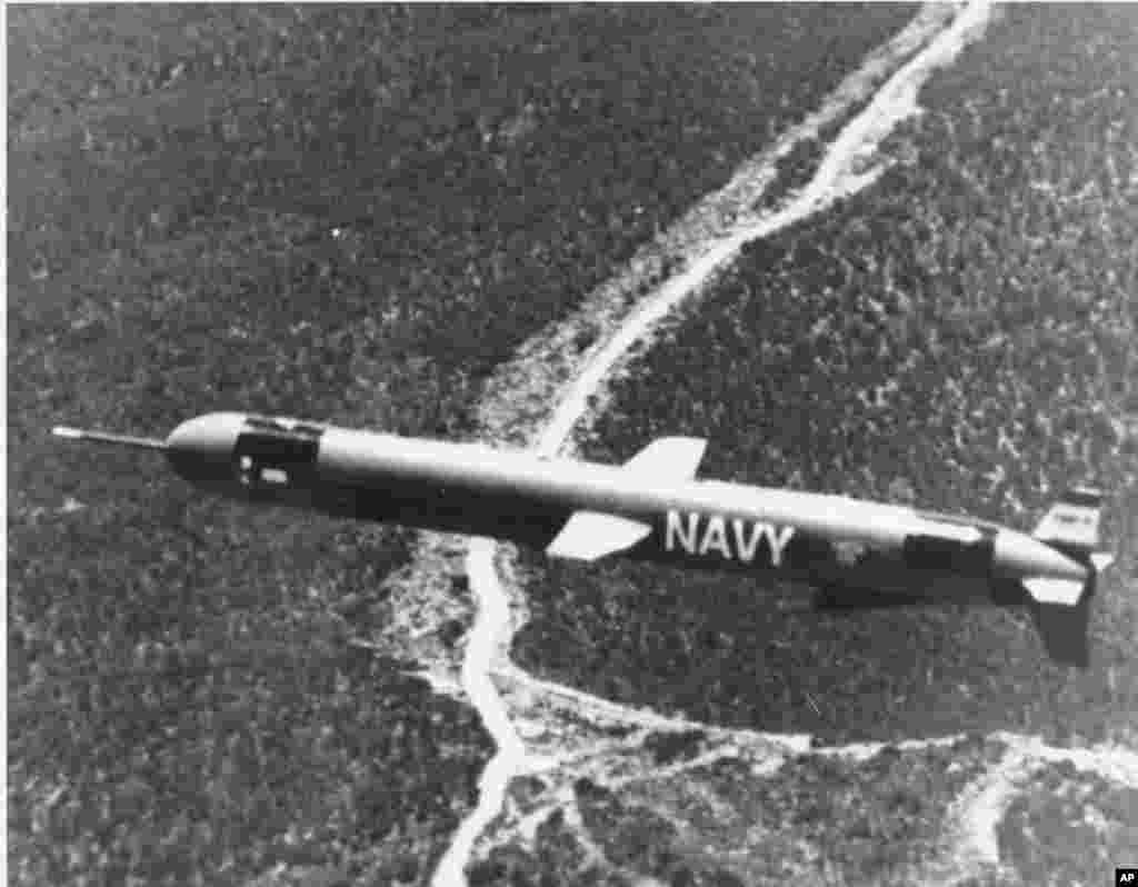 O versiune timpurie a rachetei Tomahawk testată în New Mexico în 1976. Racheta Tomahawk a fost dezvoltată în anii 1970, în toiul Războiului Rece cu Uniunea Sovietică. Racheta de croazieră este proiectată să zboare pe distanțe lungi, la o altitudine suficient de joasă pentru a evita majoritatea radarelor, menținând în același timp viteza unui avion de pasageri.