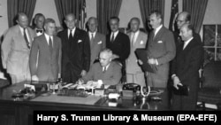 Вашингтон, 1949 година - Американскиот претседател Хари Труман го потпишува документот за формирањето на Северно-атланскиот пакт.