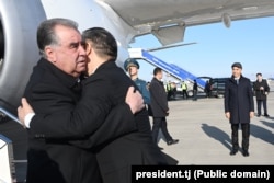 Rahmon și Japarov se îmbrățișează la Bișkek pe 12 martie.