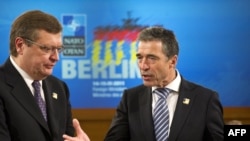 Міністр закордонних справ України Костянтин Грищенко (л) і генеральний секретар НАТО Андерс Фоґ Расмуссен (п) перед засіданням Комісії Україна-НАТО в Берліні