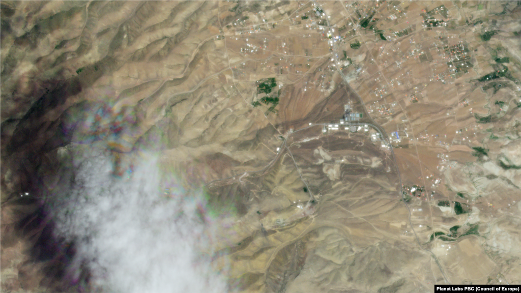 Imaginile din satelit surprinse de Planet Lab arată baza de rachete Tabriz Nord din Iran, înainte și după loviturile aeriene lansate de Israel. Fotografia din stânga datează din 11 iunie 2025, iar cea din dreapta din 13 iunie 2025.