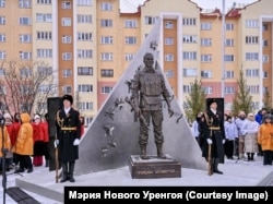 Az ukrajnai invázió emlékművének leleplezése az észak-oroszországi Novi Urengojban