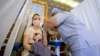 O tânără din R. Moldova își administrează vaccinul anti-COVID-19 în cadrul unui marafon la Palatul Republicii, iunie, 2021