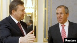 Президент України Віктор Янукович (ліворуч) зустрічає міністра закордонних справ Росії Сергія Лаврова. Київ, 9 квітня 2010 року