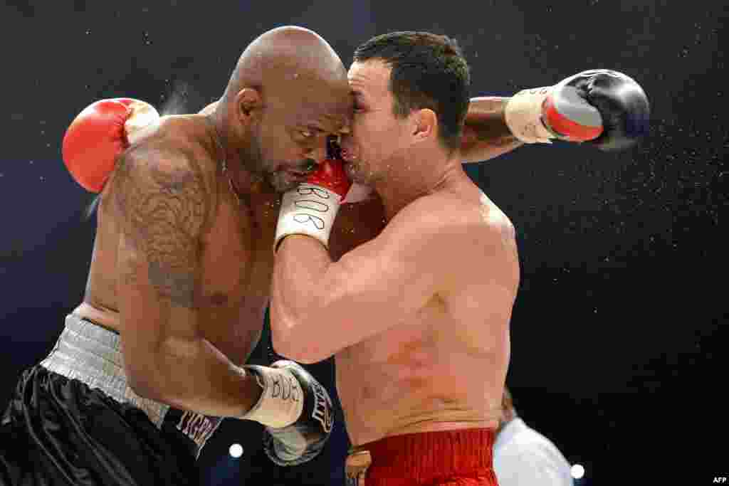  Ukrajinac Vladimir Kličko i Amerikanac Tony Thompson u meču odigranom 7. jula 2012. Foto: AFP / Fabrice Coffrini