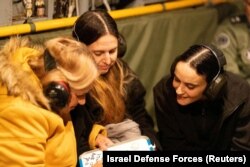 Simona și Doron (în centru), împreună cu Emily Damari (în dreapta), eliberată și ea duminică, după ce au ajuns în Israel, 20 ianuarie 2025. Fotografie furnizată de Forțele de Apărare ale Israelului (IDF).