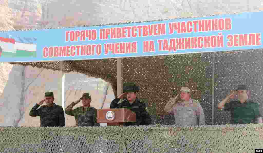 Таџикистанскиот министер за одбрана Шерали Мирзо (центар) и Александар Лапин (второ десно), командант на Централниот воен округ на Русија, ги набљудуваат заедничките вежби.