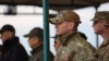 Вайсковы аташэ ЗША Браян Шуп назірае за вучэньнямі 15 верасьня 2025 году