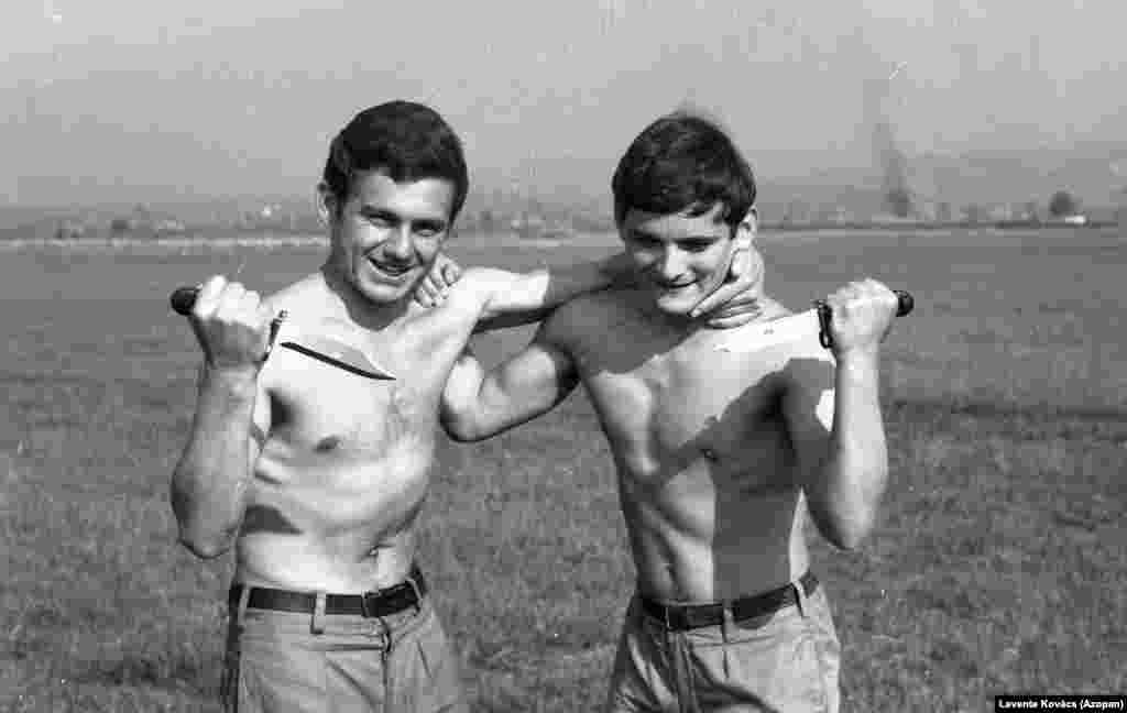 Soldați români pozând cu baionetele scoase, Târgu-Mure, 1975. 