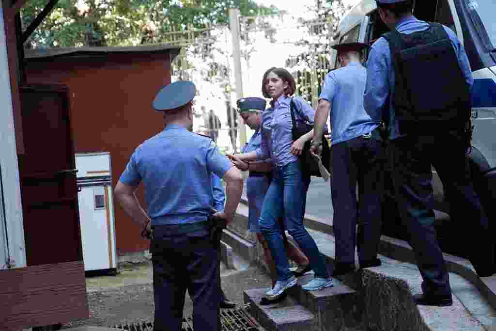 Članica Pussy Riot Nadezhda Tolokonnikova stiže u sud.