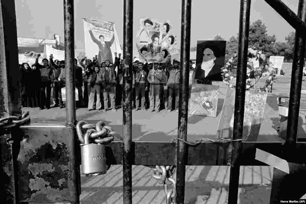 Katanac na kapiji ambasade Sjedinjenih Država u Teheranu 27. novembra 1979. dok studenti demonstriraju unutar kompleksa koji su zauzeli. Uzeli su 52 Amerikanca za taoce i zahtijevali da se šah vrati u Iran. Iranska talačka kriza trajala je 444 dana, sve do januara 1981.