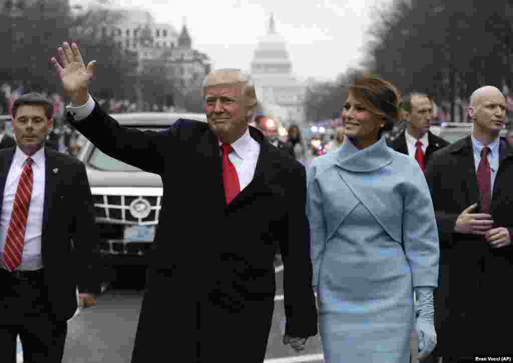 Presidenti Donald Trump dhe zonja e parë, Melania Trump, marrin pjesë në paradën e inaugurimit përgjatë bulevardit Pensilvania, më 20 janar 2017.