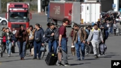 Ruși trec frontiera pe la vama Verhni Lars, spre Georgia, pe 27 septembrie 2022, scurt timp după ce președintele rus Vladimir Putin a anunțat prima mobilizare parțială pentru războiul din Ucraina.