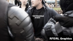 A tüntetőn a felirat: külföldi ügynök