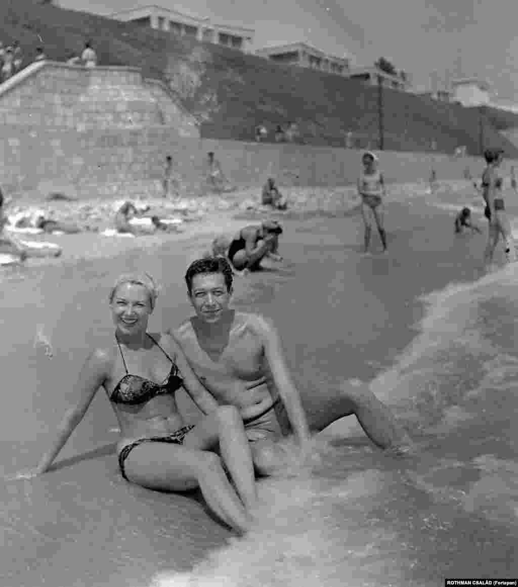 Actorii István Rozsos și Dorottya Géczi pe litoralul Mării Negre, lângă Constanța, 1959.