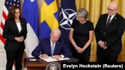 Американскиот претседател Џо Бајден, заедно со потпретседателката Камала Харис, шведската амбасадорка во САД Карин Олофсдотер и финскиот амбасадор во САД Мико Хаутала. Вашингтон, САД, 9 август 2022 година