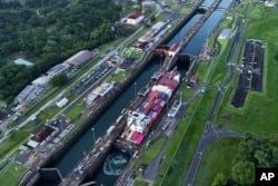 Canalul Panama permite trecerea din Oceanul Atlantic în cel Pacific și vice versa - navele traversează canalul de 82 de kilometri, în loc să ocolească întregul continent sud-american.