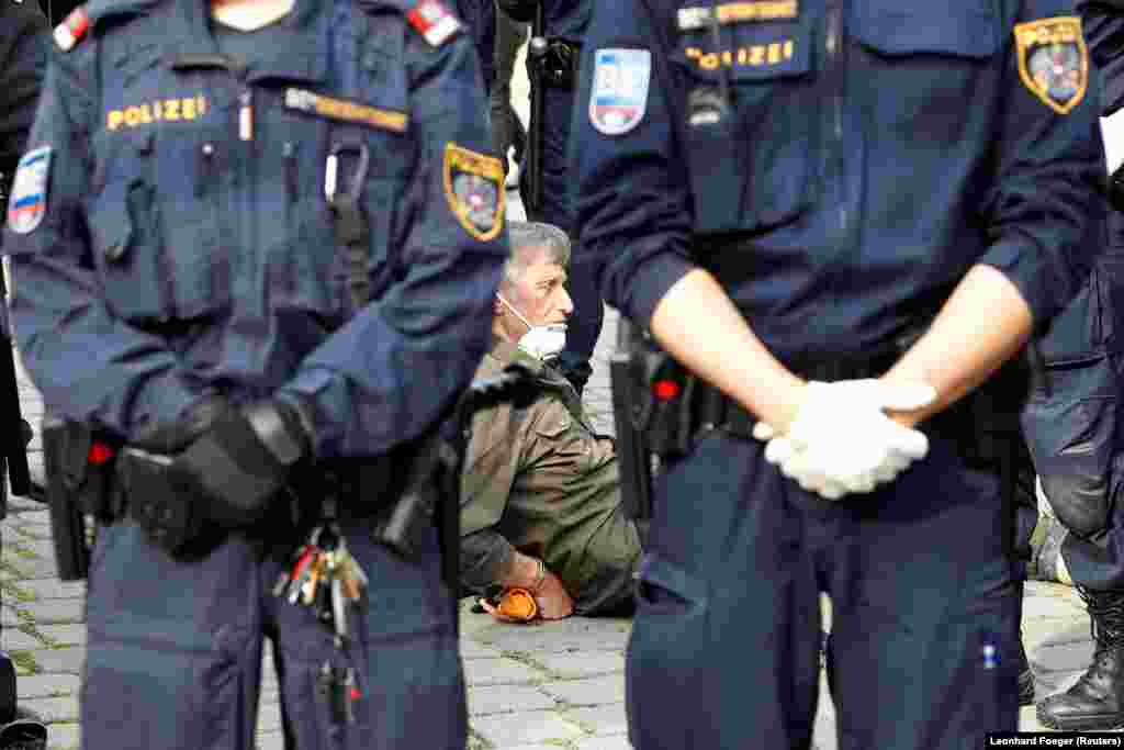 Постар маж кој носи маска за лице е уапсен од австриската полиција во Виена за време на демонстрациите против антикоронавирусните мерки преземени од владата.