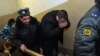 Один из обвиняемых в избиении 15-летнего подростка - лейтенант полиции Денис Иванов - в здании Невского районного суда Петербурга (24 января 2012 года)