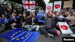Në kryeqytetin e Gjeorgjisë, Tbilisi, të rinjtë protestojnë kundër projektligjit për"agjentët e huaj". 2 maj 2024. 