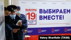 Policajci obezbeđuju biračko mesto broj 144 u Moskvi, završnog od tri dana pralamentarnih izbora u Rusiji 19. septembra 2021.