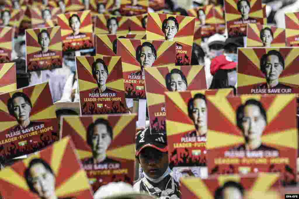 Katoličke pristalice Aung San Suu Kyi pokazuju plakate tokom protesta protiv vojnog puča ispred kineske ambasade u Jangonu, Mjanmar, 21. februar.