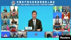 Kineski predsjednik Xi Jinping govori na online samitu održanom u znak obilježavanja stote godišnjice osnivanja Komunističke partije Kine (CPC), u Pekingu 6. jula 2021. godine. Na fotografiji treći u uspravnoj koloni sa desne strane je predsednik Srbije Aleksandar Vučić. 