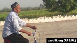 75-летний пенсионер из Намангана Хусан Ходжибаев отправился на своем велосипеде в Самарканд, чтобы прочитать Коран на могиле Ислама Каримова. 