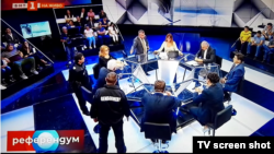 Двама жандармеристи стоят до Волен Сидеров, докато водещата Добрина Чешмеджиева подканя лидера на "Атака" да напусне студиото