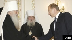 Владимир Путин лично курировал сближение церквей. С митрополитами Лавром и Ювеналием