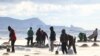 Доброволци почистват мазута от бреговете на Черно море близо до село Витязево