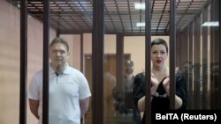 Aktivistët e opozitës në Bjellorusi, Maryya Kalesnikava (djathtas) dhe Maksim Znak. Minsk, 6 shtator, 2021.