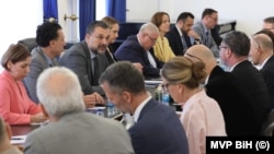 Ministar vanjskih poslova BiH Elmedin Konaković (treći slijeva) na sastanku s ambasadorima u Sarajevu, 12. 9. 2025.