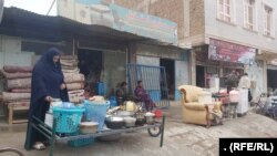 یک آموزگار در هرات بنابر وضعیت بد اقتصادی وسایل خانه اش را در روی جاده به فروش گذاشته است.