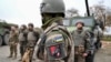 Ukrajinski vojnici iz 155. odvojene mehanizovane brigade stoje pored vojnih vozila tokom vojne vježbe u Francuskoj.