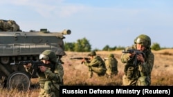 Infanteriști ruși motorizați iau parte la manevrele „Zapad-2021”, organizate de forțele armate ale Rusiei și Bielorusiei pe un poligon din regiunea Brest, 11 Septembrie 2021(foto: ministerul rus al apărării, preluată de REUTERS)