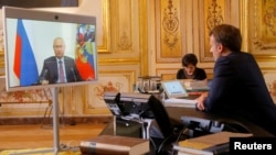 Presidenti i Francës, Emmanuel Macron, bisedon në telefon me presidentin e Rusisë, Vladimir Putin. (Fotografi ilustruese nga arkivi)