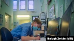 Egy orvos adminisztrál a koronavírusosok intenzív osztályán, a budapesti Szent László Kórházban 2021. április 12-én