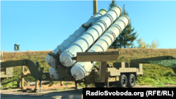 Словакия притежава една батерия С-300, която дари на Украйна. Очаква се в замяна страната да получи от САЩ американска система "Пейтриът"