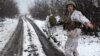 Ukrainanyň Luhansk oblastynda, gar bilen örtülen ýoldan barýan soldat, 2021-nji ýylyň dekabry
